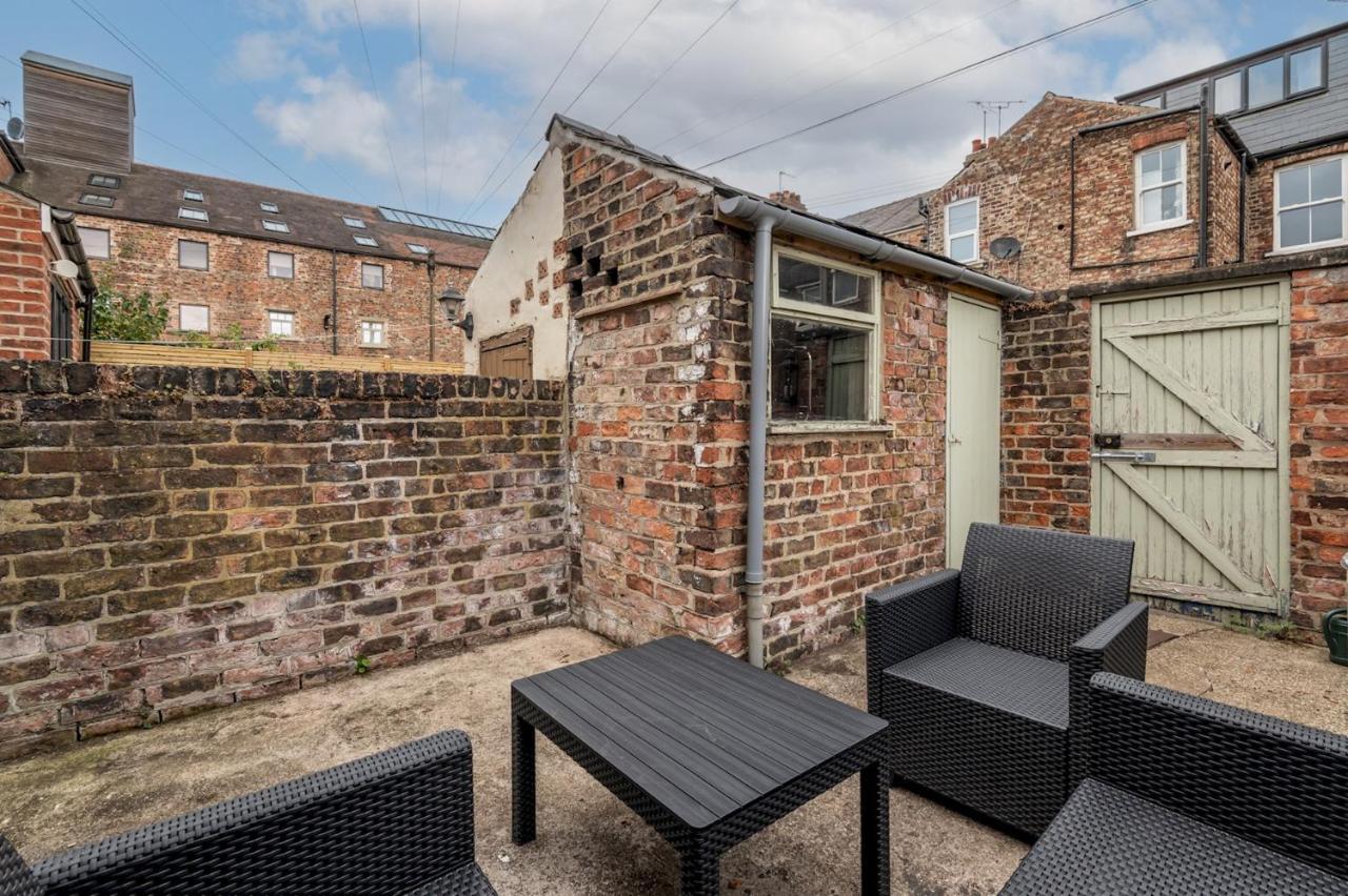 Pass The Keys Gorgeous Terrace Near Bishy Road Villa York Exteriör bild